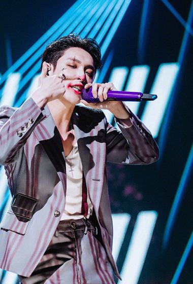 张艺兴小丑妆惊艳舞台照图片14