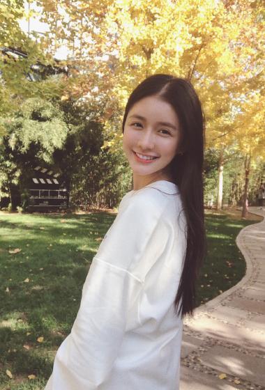 简介:蔡卓宜初秋户外甜美照片,分享一组蔡卓宜图片给大家,图中的明星