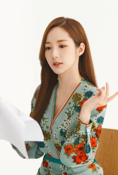 朴敏英深v碎花裙广告图片56