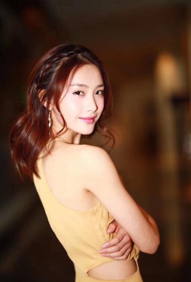 王嵛吊带裙性感优雅写真图片34