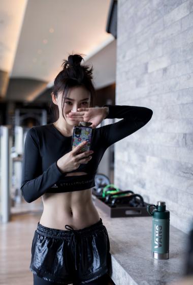 袁姗姗运动风甜酷自拍图片26