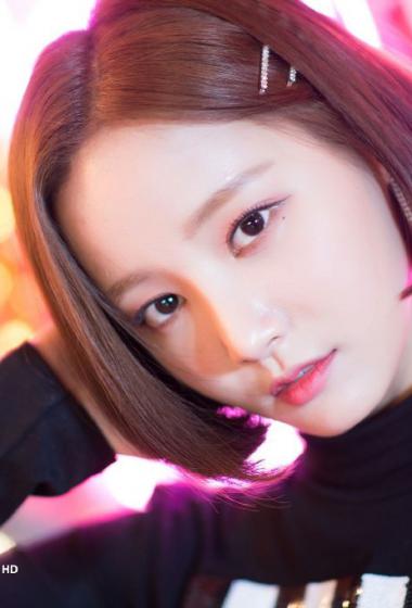 妍雨气质短发魅力性感写真29