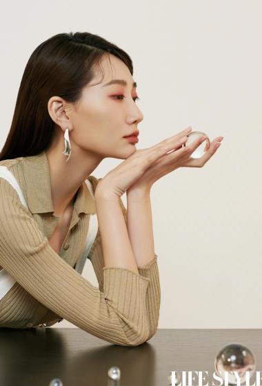 简介:李斯羽时尚随性写真图片,分享一组李斯羽图片给大家,图中的明星