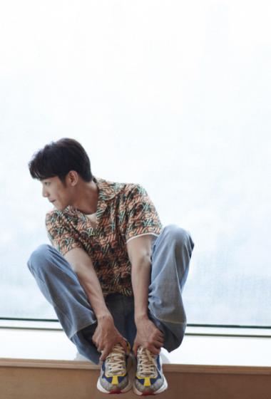 刘以豪印花衬衫帅气写真图片89