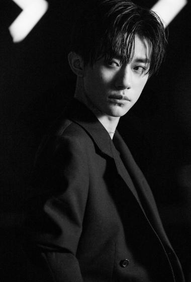 易烊千玺黑色西服冷峻帅气写真311