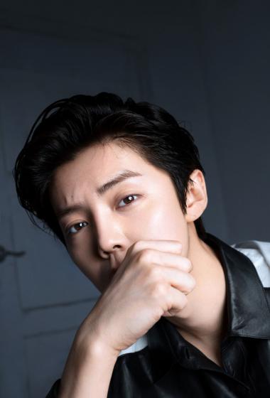 > 鹿晗黑白狼奔造型写真图片(4/4)