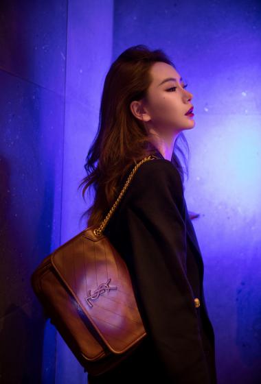 戚薇纯黑套装甜酷写真图片46