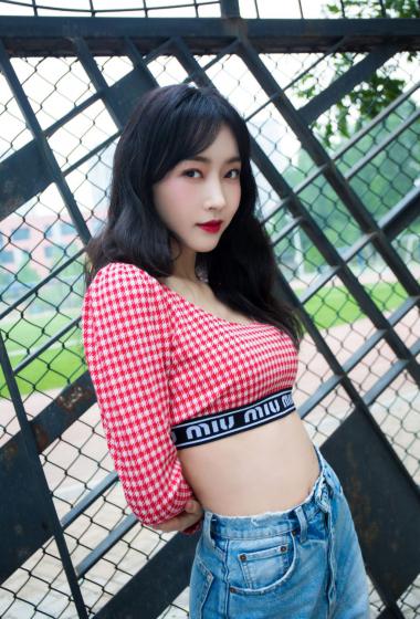 简介:宣璐性感露脐装写真图片,分享一组宣璐图片给大家,图中的明星