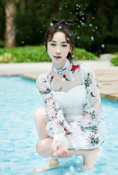 吴谨言印花裙性感写真图片29