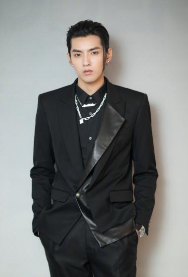 吴亦凡西服蓄发帅气写真图片89