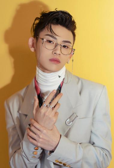 小鬼王琳凯斯文眼镜写真图片25