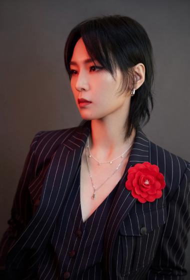 周笔畅格纹西装甜酷写真图片,周笔畅图片-第4图