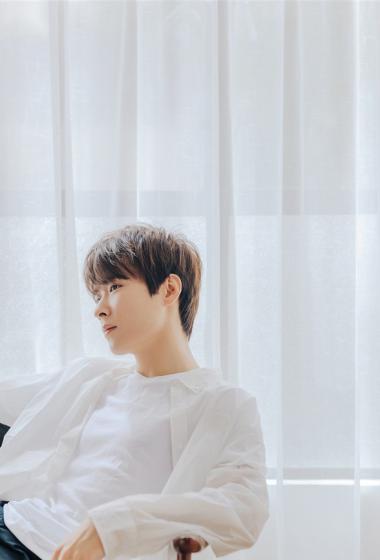 吴昊泽白色衬衣帅气居家写真图片26