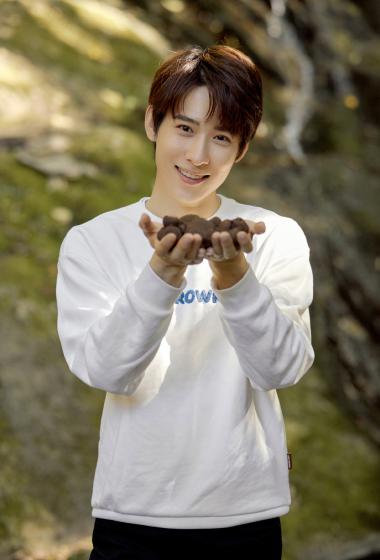 吴昊泽帅气山间树林写真图片49