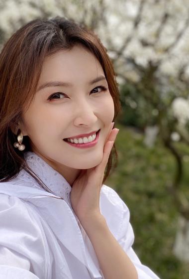 简介:徐洁儿迷人性感户外写真图片,分享一组徐洁儿图片给大家,图中的