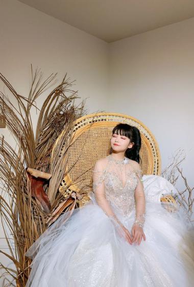 赖美云婚纱裙俏丽后台照图片15