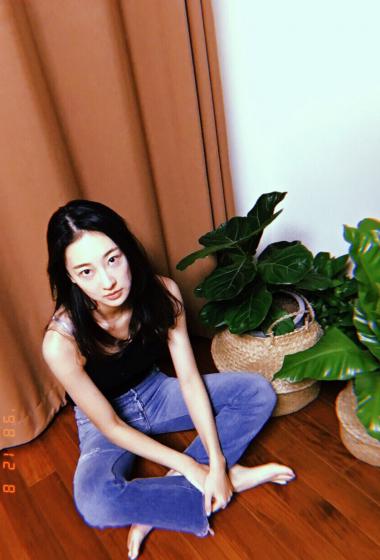 明星图片 大陆 女 许潇晗 > 许潇晗气质唯美居家写