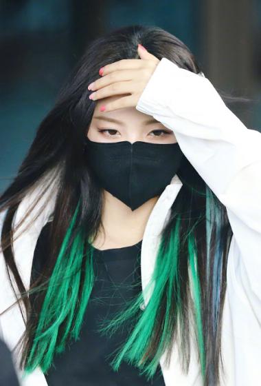 杨超越绿发双马尾街拍照图片19