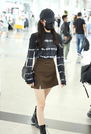 简介:李子璇扎染上衣搭短裙秀美腿时髦又美丽机场照图片,分享一组李子
