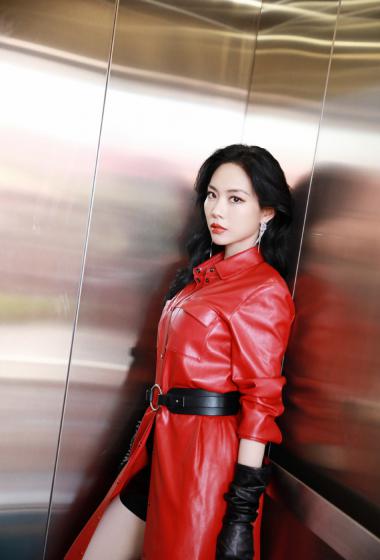 王霏霏红色皮衣性感写真图片26