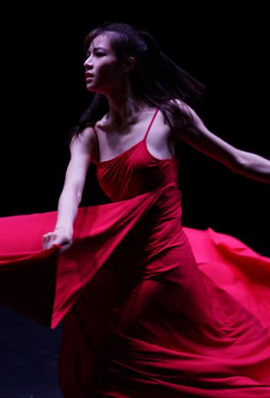 钟楚曦荞麦疯长李麦红裙舞姿剧照图片19