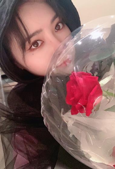 许佳琪甜美笑容玫瑰花球精致大眼自拍图片23