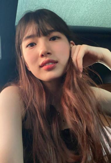 裴秀智卷发披肩嘴角微翘性感可爱自拍图片