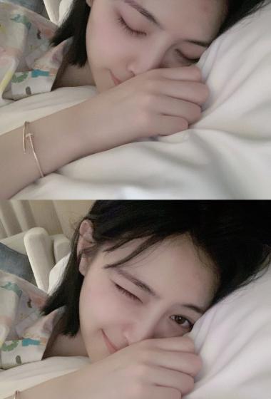 许佳琪甜美素颜睡前自拍美照图片22