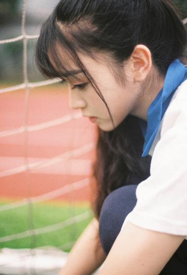 田曦薇校服甜美操场写真图片819