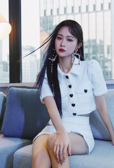 徐紫茵白色爱心连衣裙性感图片写真29