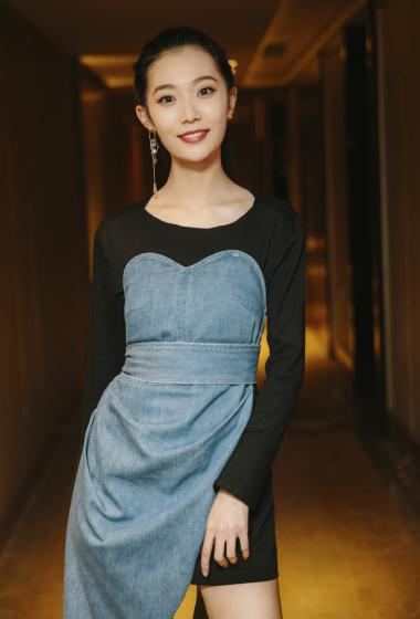 穆乐恩黑色短裙性感写真图片23