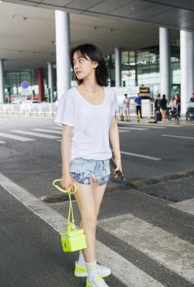 郑湫泓清爽白t机场照图片49