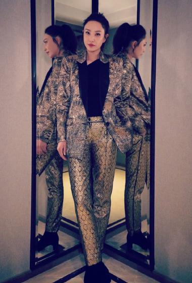 郑希怡金色西服性感图片写真44