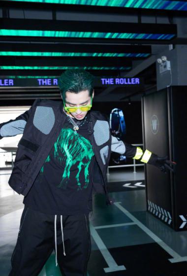 > 吴亦凡绿发酷帅写真图片(1/11)