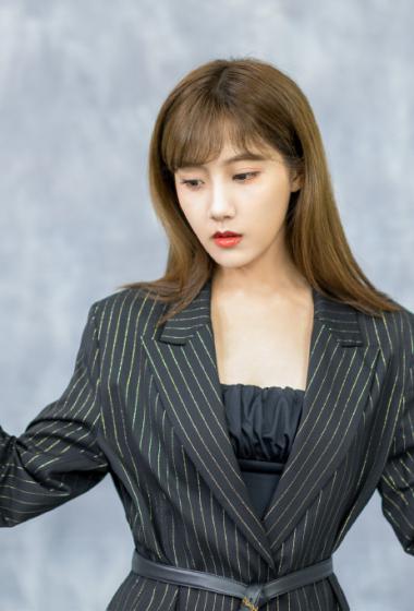 李艺彤优雅灵动写真图片18