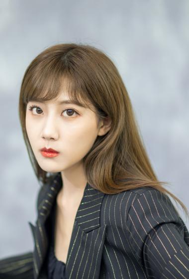 李艺彤优雅灵动写真图片18