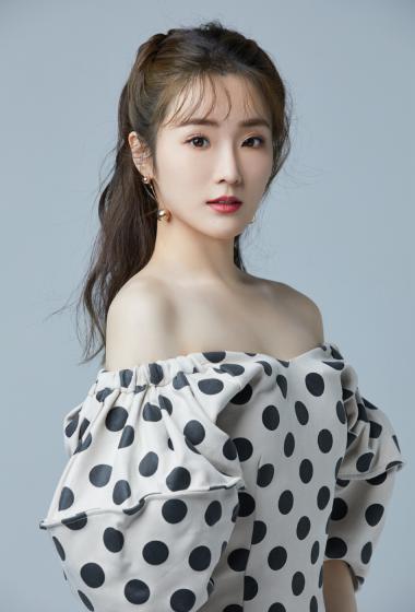 张可盈露肩裙性感写真图片67