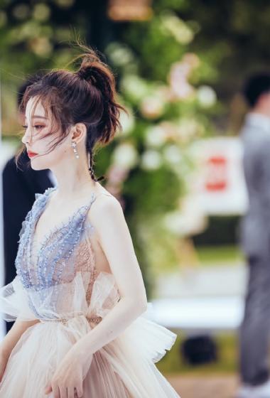 冯提莫白皮露背装活动照图片56