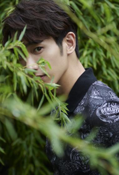 刘以豪休闲帅气写真图片79