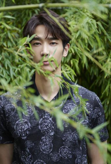 刘以豪休闲帅气写真图片79