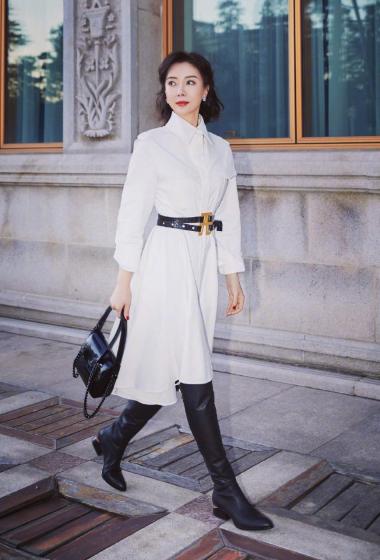 陈数风衣皮靴优雅街拍写真图片13