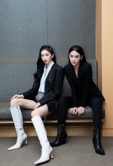 简介:刘令姿曾可妮黑色西服写真图片,分享一组刘令姿图片给大家,图中