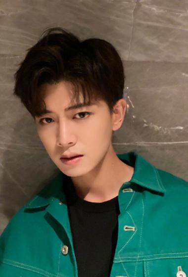 任嘉伦清爽私服自拍照图片24