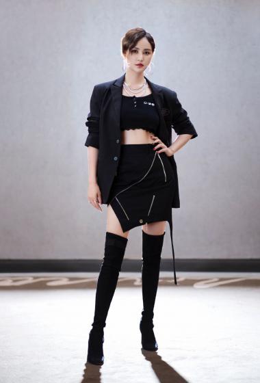 张歆艺西装外套酷飒舞台照图片56