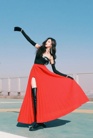 简介:宋妍霏红色百褶长裙写真图片,分享一组宋妍霏图片给大家,图中的