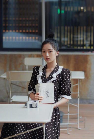 邓恩熙波点裙甜美写真图片19