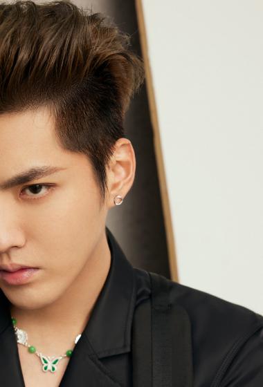 简介:吴亦凡背头黑色系帅气写真图片,分享一组吴亦凡图片给大家,图中