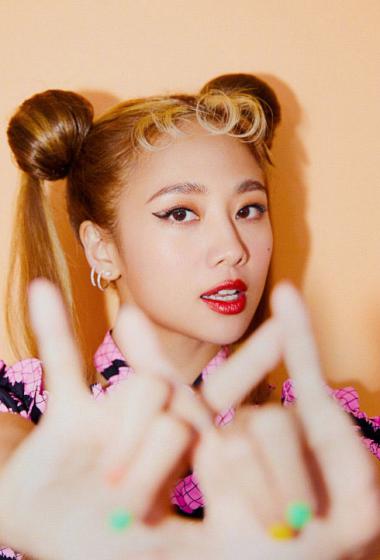 简介:鬼鬼吴映洁金发可爱俏皮写真图片,分享一组吴映洁图片给大家,图