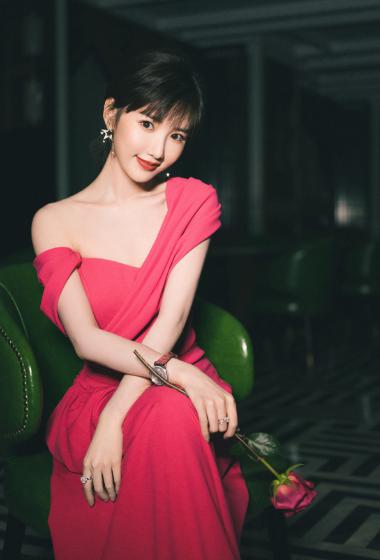 毛晓彤露肩长裙性感写真图片22