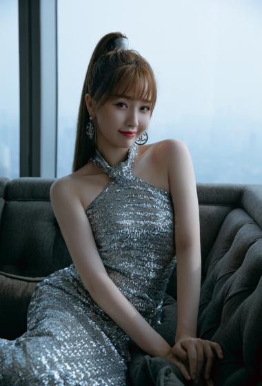 虞书欣银色露肩星光裙写真图片911